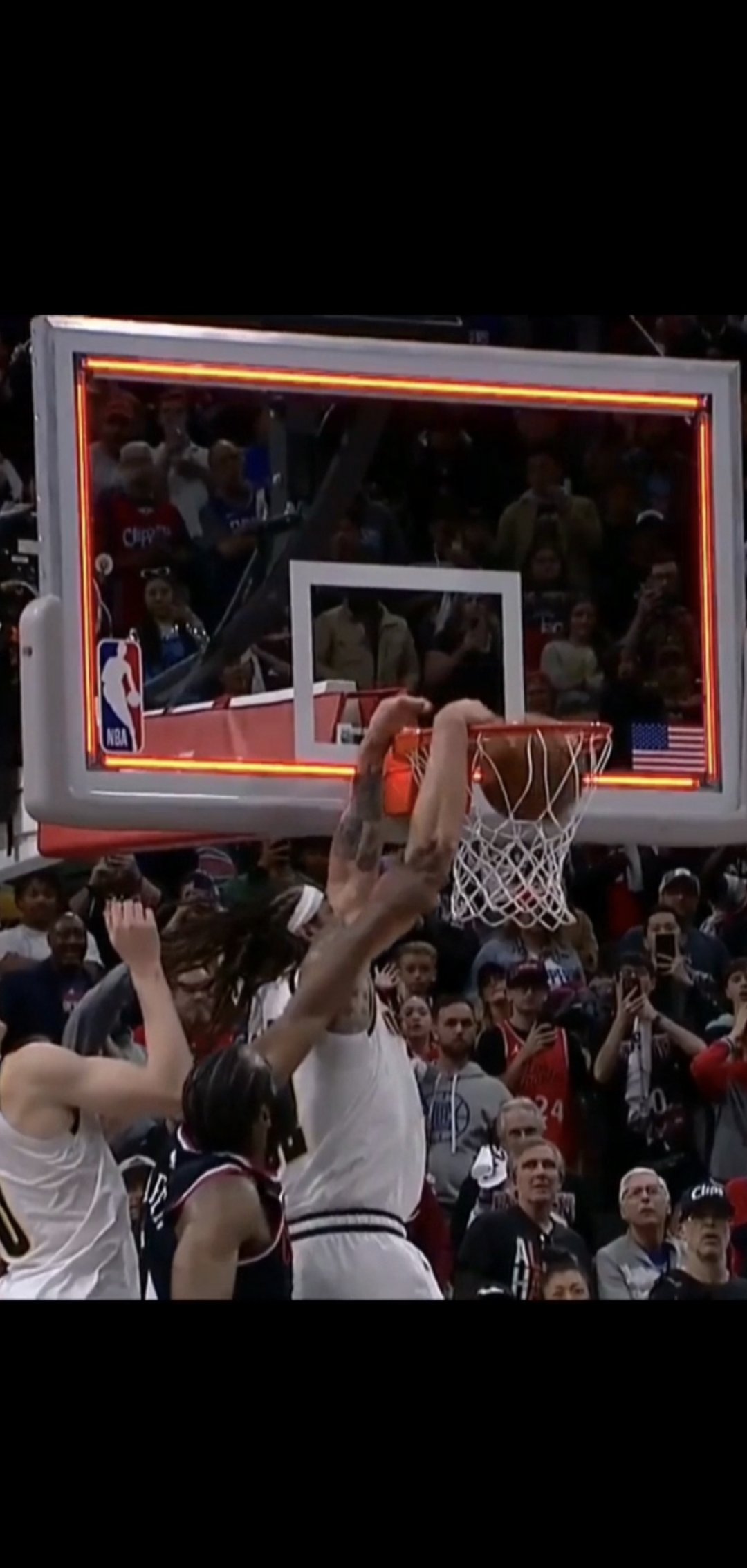 快船队防守崩盘，惨遭对手狂轰猛炸，一样控制.