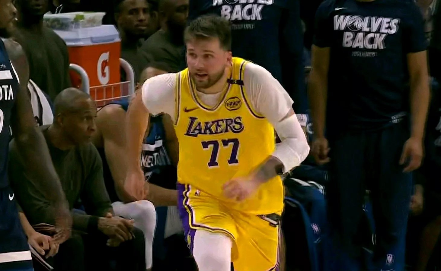 东契奇重返赛场，比赛局势复杂首场状态出色，阿森纳观众沸腾！KaiYun体育APP下载